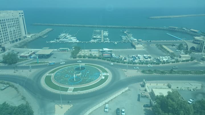 شقة للإيجار بإطلالة بحرية مباشرة على كورنيش الفجيرة