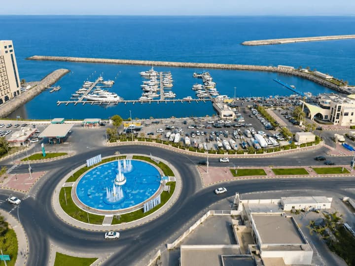 للإيجار – شقة مفروشة غرفة وصالة بإطلالة بحرية مباشرة – كورنيش الفجيرة