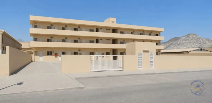 للبيع – أرض صناعية + مستودعات + مبنى سكن عمال   – الحيل الصناعية – الفجيرة