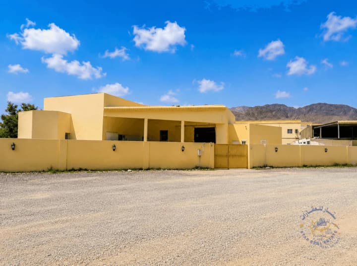 للبيع – أرض صناعيه ومستودعات – الحيل الصناعية – الفجيرة