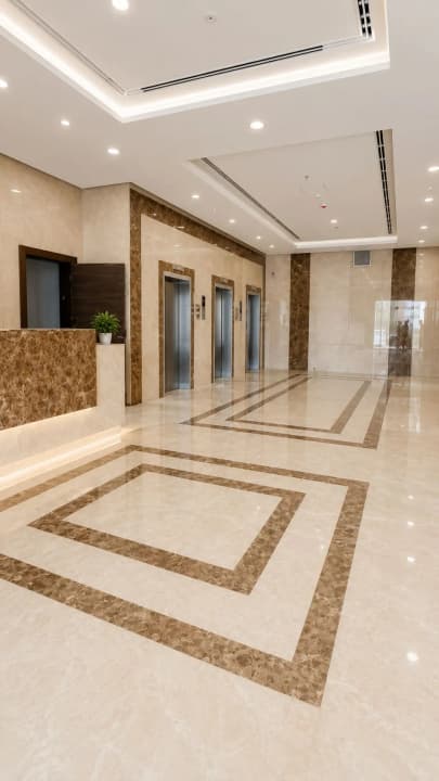 للإيجار شقة سكنية جديدة فاخرة بإطلالة على الطريق الرئيسى – سكمكم – الفجيرة